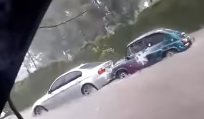 Superfitito: rescató a un BMW que había quedado atrapado por el temporal