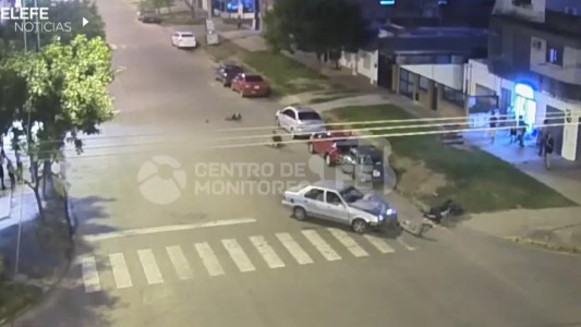 Impactante choque entre un auto y una moto en la zona sur de Rosario