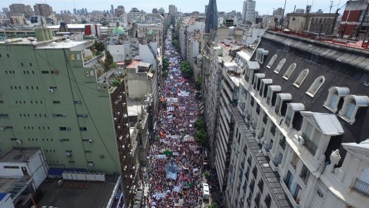 Docentes marcharon en reclamo de la paritaria nacional: "No nos arrodillamos y no les tenemos miedo"