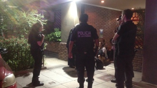 #NiUnaMenos: detuvieron a un grupo de chicas que realizaban un graffiti por el paro de mujeres