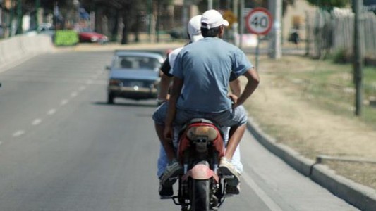 Cambios en la Ley Nacional de Tránsito: en moto, con chalecos y cascos con el número de patente grabada