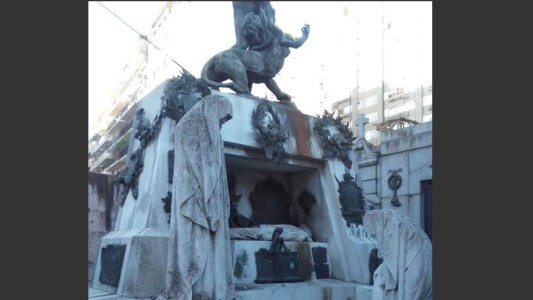 Una mujer herida de gravedad por la explosión de una bomba en el Cementerio de la Recoleta