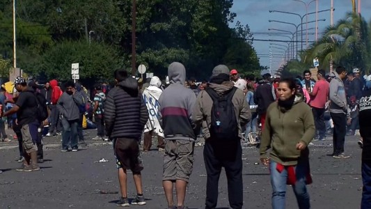 Efectivos del Ejército asisten a las personas que quedaron varadas en Olavarría tras el recital del Indio Solari