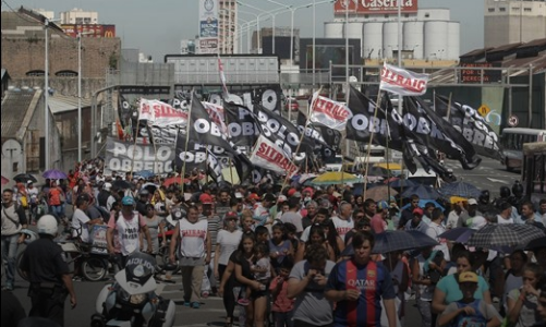 Acampan en la avenida 9 de Julio para reclamar "trabajo y salario digno"