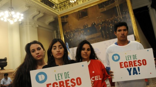 Reglamentan una ley que otorga una mensualidad a chicos huérfanos de entre los 18 y 21 años