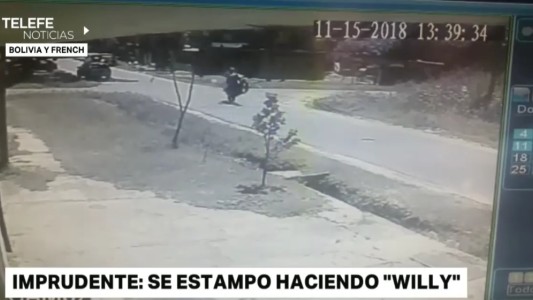 Imprudencia y choque: iba haciendo "willy" con su moto e impactó contra un automóvil