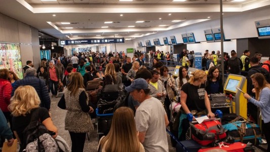 Aerolíneas Argentina suspendió a 376 trabajadores: anuncian protestas para este miércoles