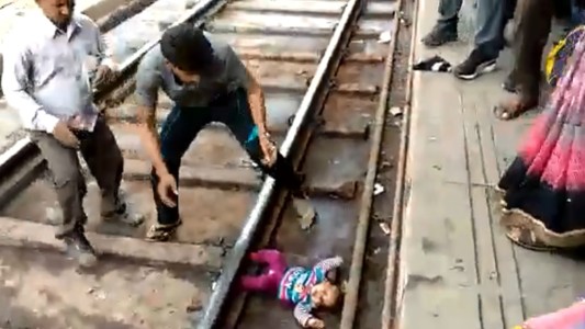 Video: una beba cayó a las vías, el tren le pasó por encima y la sacaron ilesa