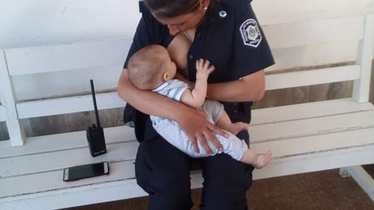 Mujer policía amamantó a un bebé cuyos padres sufrieron un accidente vial