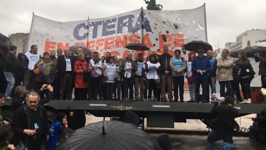 Docentes realizaron un "abrazo simbólico" frente al Congreso