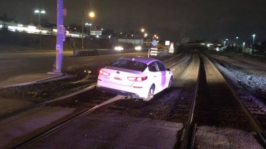 Manejó sobre las vías del tren porque se lo indicó el GPS