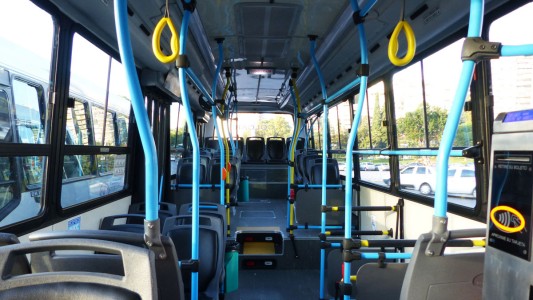 Un grupo de hombres alcoholizados agredió a un colectivero con una botella