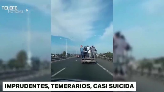 Imprudencia en Circunvalación: viajaban "como ganado" en una camioneta