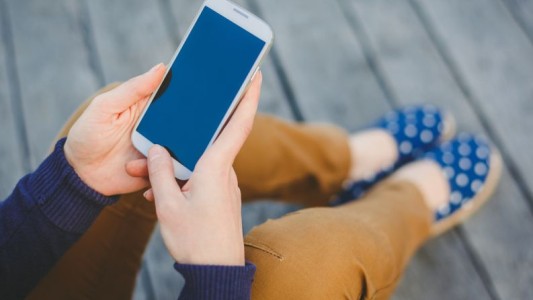 Aseguran que los celulares tienen siete veces más bacterias que la tapa de un inodoro