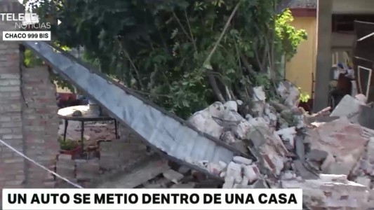 A toda velocidad, derribó un tapial y se metió dentro de una vivienda