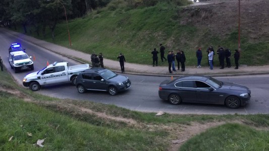 Villa Gobernador Gálvez: interceptaron a un empresario, balearon su auto y le robaron una importante suma de dinero