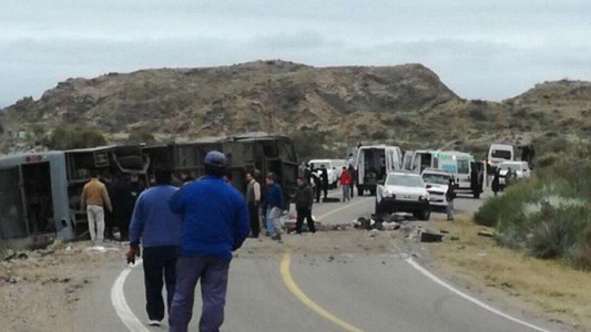 Tragedia en Mendoza: volcó un micro y hay al menos 15 personas muertas