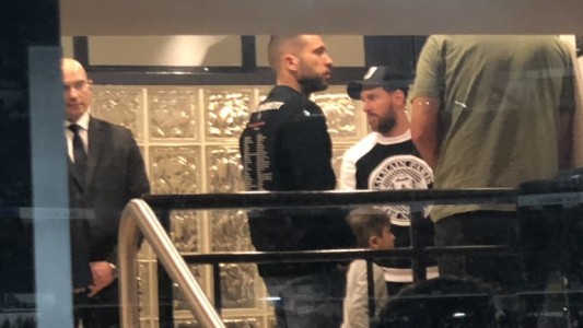 Messi mira el River-Boca desde un palco del estadio Bernabeu