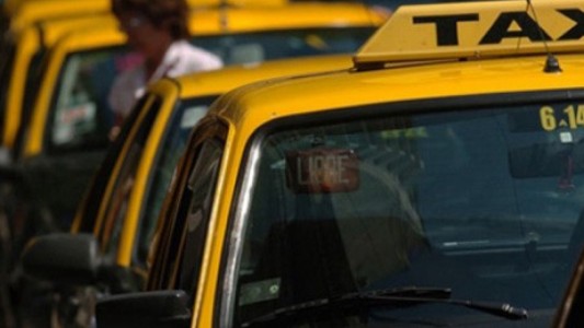 Asaltaron a un taxista, le robaron el coche y en la huida impactaron contra un patrullero