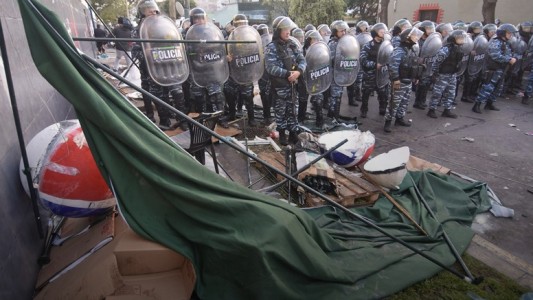 Violento desalojo en una planta de PepsiCo: trabajadores y policías heridos y siete detenidos