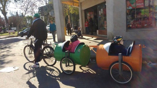 El abuelo del año: inventó el "bici-trencito" para pasear con sus nietos