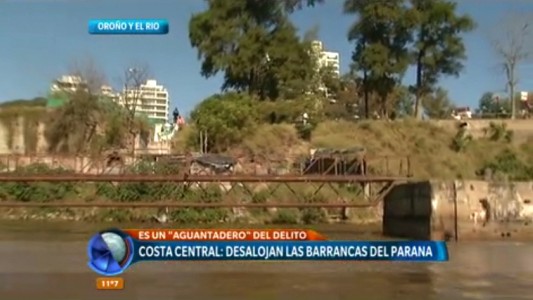 Desalojaron las barrancas de la costanera central y derrumbaron varias construcciones precarias