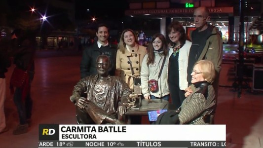 De bronce: inauguraron una estatua de Roberto Fontanarrosa en la plaza Montenegro