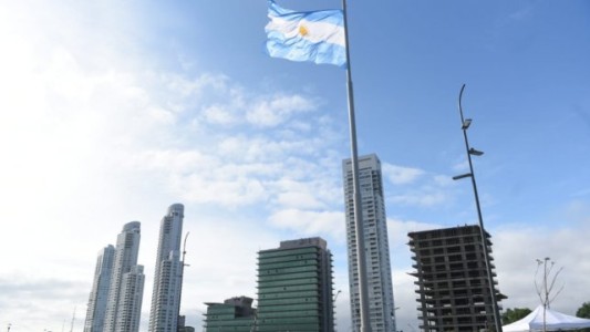Se inauguró el mega mástil a orillas del río Paraná