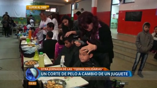 Tijeras solidarias: un corte de pelo a cambio de un juguete