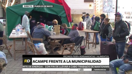 Vecinos desocupados acampan frente a la Municipalidad por herramientas de trabajo y alimentos