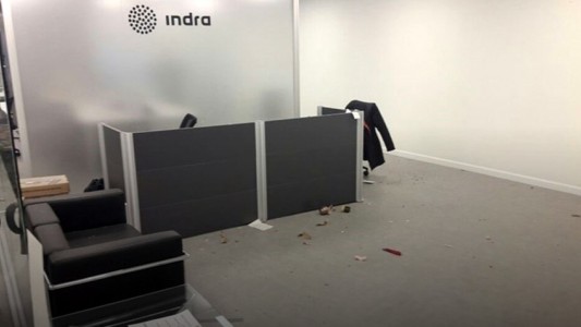 Detuvieron a dos personas por el sobre bomba que explotó en Indra