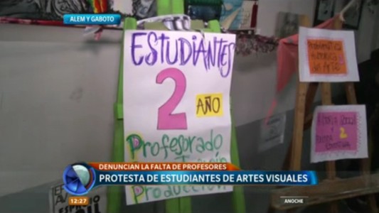 Estudiantes de Artes Visuales realizaron una protesta por falta de docentes para cinco cátedras