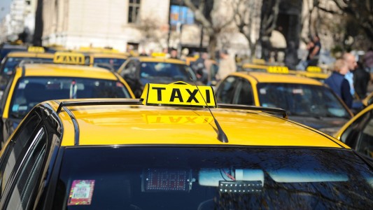 Detuvieron a un taxista por robar las pertenencias de un pasajero cuando bajó a hacer una compra