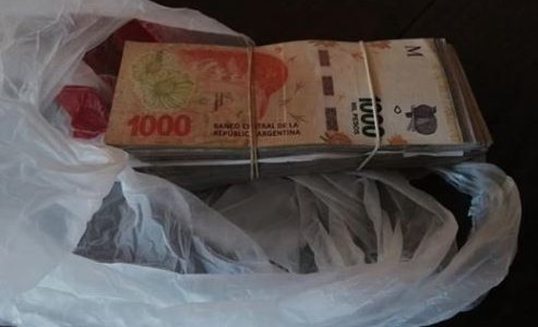 Encontró 23 mil pesos destinados a la operación de un nene y los devolvió