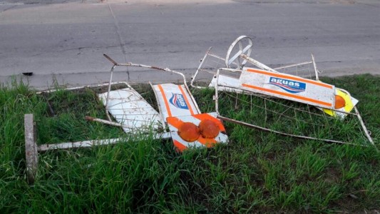 Una mujer fue hospitalizada en grave estado tras chocar con su moto contra un corralito de Aguas