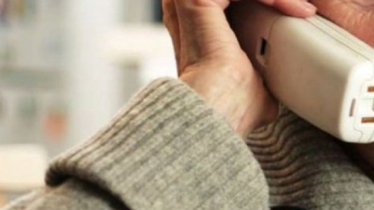 Con una llamada telefónica, engañaron a una anciana para que entregue todos sus ahorros