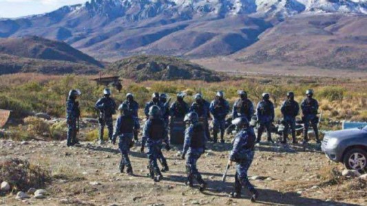 Allanamiento en la Pu Lof por Maldonado: secuestraron dos mochilas, camperas y celulares