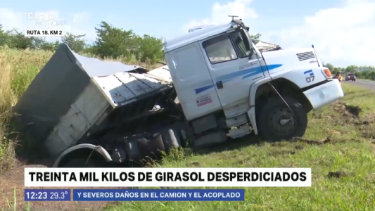 Un camionero volcó al intentar esquivar un vehículo que se cruzó de carril