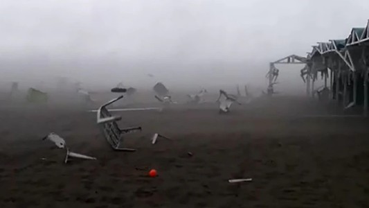 Impactante tornado en Pinamar arrasó con todo sobre la playa