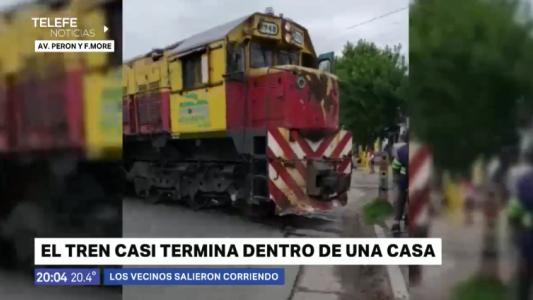 Descarriló una locomotora y terminó en medio de la avenida Perón