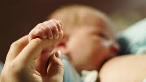 Una beba casi muere al ingerir cocaína por la leche materna