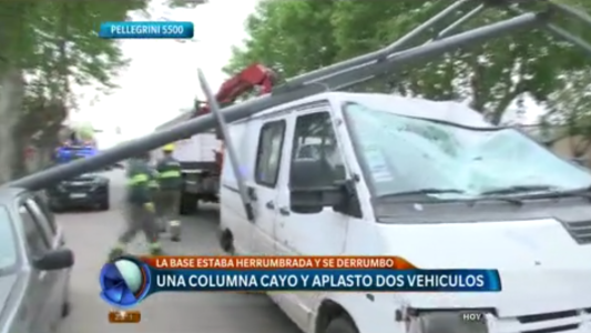 Pellegrini al 5500: cayó una columna de alumbrado público y aplastó dos vehículos