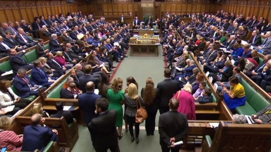 El Parlamento británico rechazó el acuerdo por el Brexit