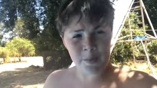 El nene del "funeral de Chimuelo" lanzó su carrera como youtuber