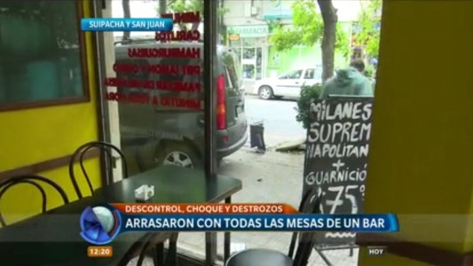Violento choque en Suipacha y San Juan: uno de los vehículos terminó en la vereda de un bar