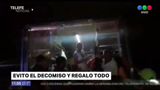 Comerciante regaló lácteos para evitar el decomiso de la policía