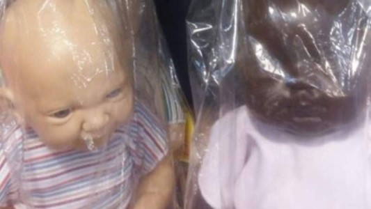 Polémica en Mendoza: venden un muñeco negro más barato que uno igual blanco