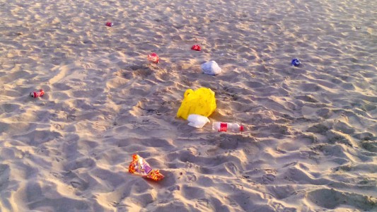 Sol, arena y...basura: cuál es la situación en las playas argentinas