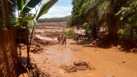 Tragedia en Brasil: cedió una represa y el barro arrasó con todo un pueblo