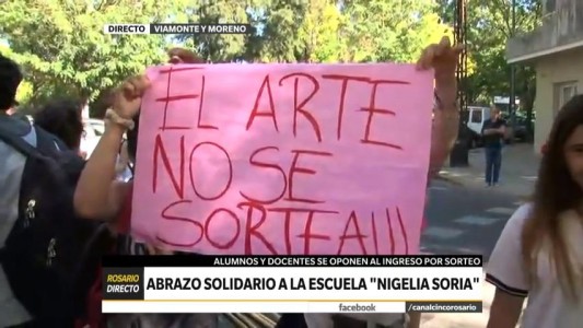 Alumnos y docentes de la escuela Nigelia Soria realizaron un abrazo solidario contra el ingreso por sorteo
